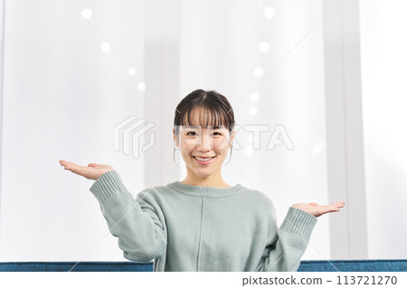 Woman making a comparison on the palm of her hand 113721270