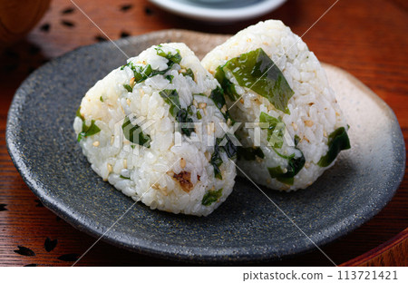 Seaweed rice ball 113721421