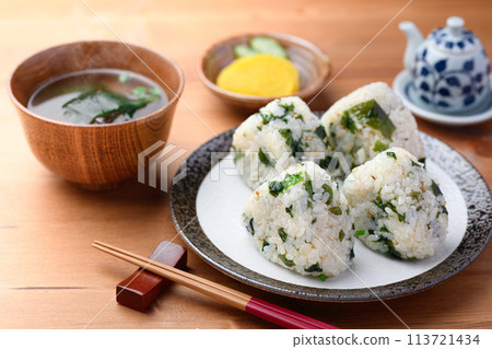 裙帶菜飯糰、裙帶菜味噌湯和泡菜 113721434