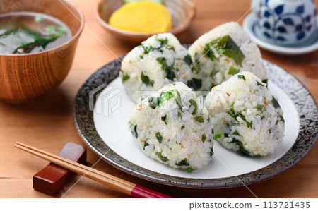 裙帶菜飯糰、裙帶菜味噌湯和泡菜 113721435