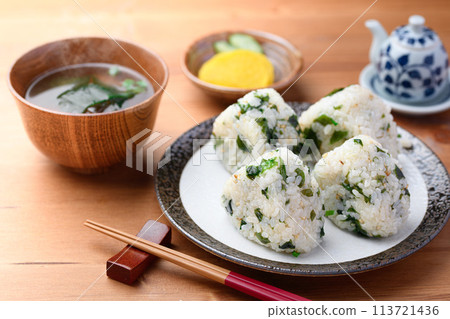 裙帶菜飯糰、裙帶菜味噌湯和泡菜 裙帶菜飯糰、裙帶菜味噌湯和泡菜 113721436