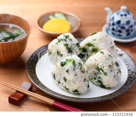裙帶菜飯糰、裙帶菜味噌湯和泡菜 裙帶菜飯糰、裙帶菜味噌湯和泡菜 113721438