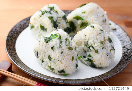 Seaweed rice ball 113721449