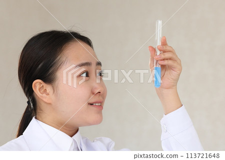 穿白大褂的女人驚訝地看到試管 穿白大褂的女人驚訝地看到試管 113721648