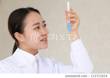 穿著白大褂的女人微笑著看著試管 113721654