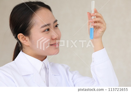 穿著白大褂的女人幸福地看著試管 113721655