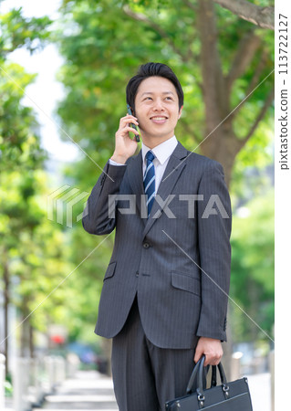 Businessman fresh green smartphone Businessman fresh green smartphone 113722127