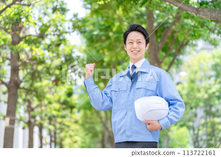 Businessman, work clothes, helmet, fist pump 113722161