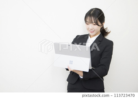 白色背景的筆記型電腦的女人 113723470