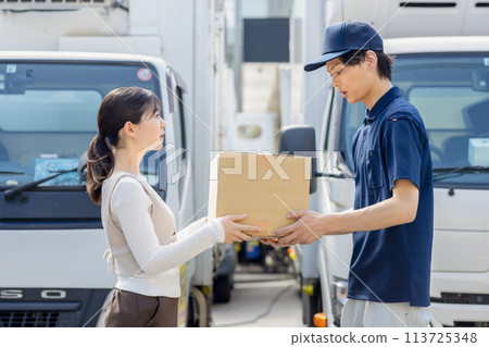 送貨人員正在運送包裹 113725348