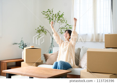 一名婦女被搬運的行李包圍 一名婦女被搬運的行李包圍 113726396