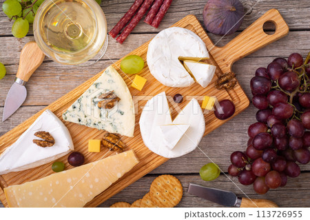 Differnt kind of cheese on the wooden board Differnt kind of cheese on the wooden board 113726955