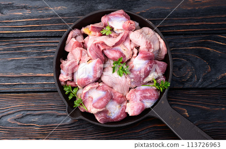 Raw chicken giblets gizzard ( stomach ) , meat background Raw chicken giblets gizzard ( stomach ) , meat background 113726963