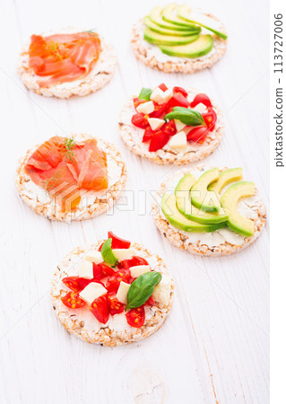 Crispbread with salmon avocado mozzarella and tomatoes Crispbread with salmon avocado mozzarella and tomatoes 113727006