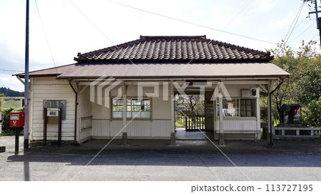 The exterior of Kazusatsurumai Station on the Kominato Railway 113727195