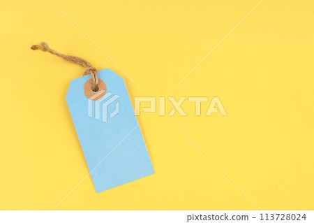 Blank price tag on yellow background. 113728024