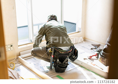 A carpenter renovating a Western-style room 113728182