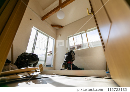 A carpenter renovating a Western-style room A carpenter renovating a Western-style room 113728183