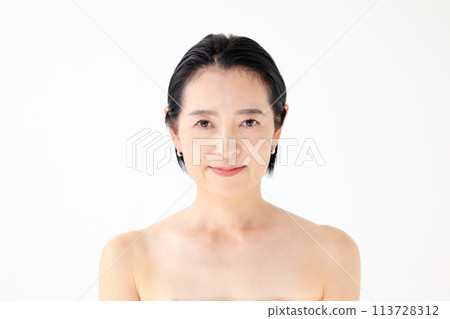 Beauty image of middle-aged and senior women 113728312