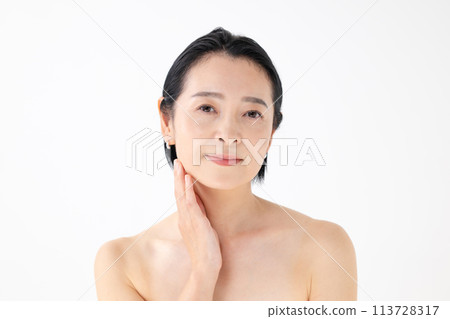 Beauty image of middle-aged and senior women Beauty image of middle-aged and senior women 113728317