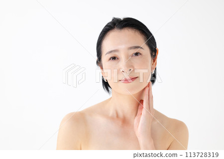 Beauty image of middle-aged and senior women Beauty image of middle-aged and senior women 113728319