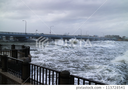 江之島波濤洶湧的大海 江之島波濤洶湧的大海 113728541