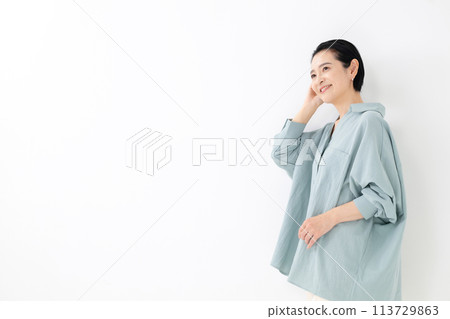 Refreshing middle woman Refreshing middle woman 113729863