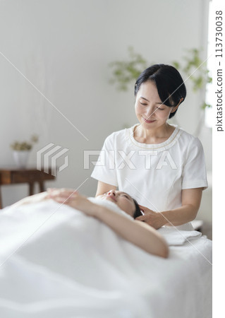 美容院/頭部水療形象：美容師和治療師進行治療 113730038