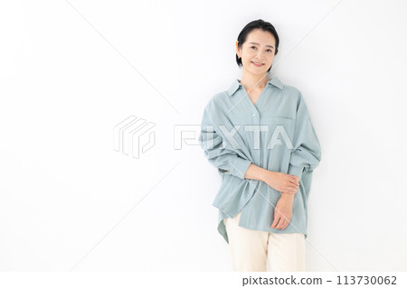 Middle female portrait 113730062