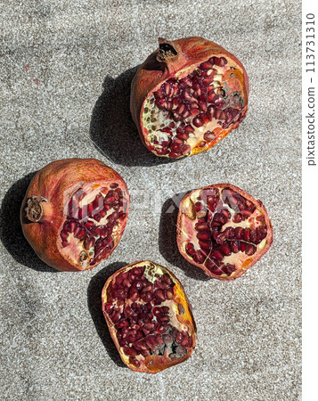 Rotten dried pomegranates, mold inside the pomegranate. 113731310