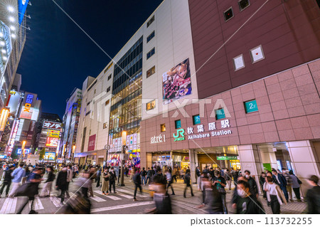日本東京的城市景觀,俯瞰秋葉原和其他擠滿外國遊客的地區。與冠狀病毒爆發前相同的場景... = 19日 日本東京的城市景觀,俯瞰秋葉原和其他擠滿外國遊客的地區。與冠狀病毒爆發前相同的場景... = 19日 113732255