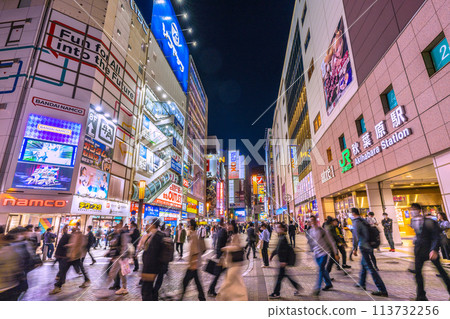 日本東京的城市景觀,俯瞰秋葉原和其他擠滿外國遊客的地區。與冠狀病毒爆發前相同的場景... = 19日 日本東京的城市景觀,俯瞰秋葉原和其他擠滿外國遊客的地區。與冠狀病毒爆發前相同的場景... = 19日 113732256