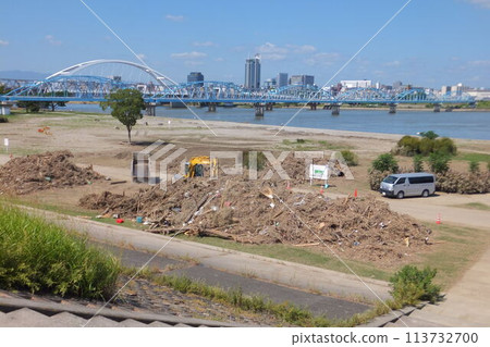 Impact of heavy rains caused by Typhoon No. 18 of 2013 (Yodo River riverbed) Impact of heavy rains caused by Typhoon No. 18 of 2013 (Yodo River riverbed) 113732700