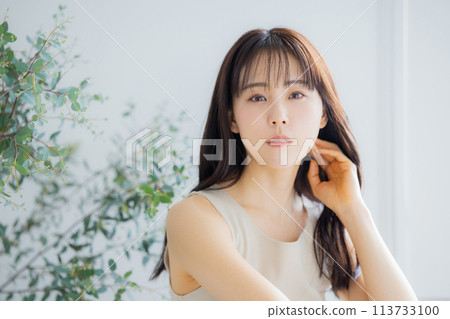 long hair woman 113733100