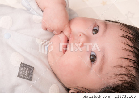[Baby thumb sucking] 113733109