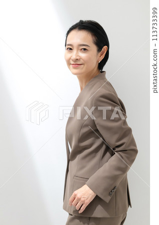 Middle women in suit shape Middle women in suit shape 113733399
