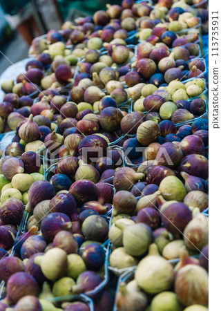 Ripe figs in boxes for sale in the market 113735911