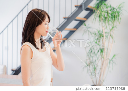 年輕女子在家喝水 年輕女子在家喝水 113735986