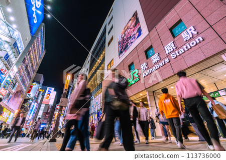 日本東京的城市景觀,俯瞰秋葉原和其他擠滿外國遊客的地區。與冠狀病毒爆發前相同的場景... = 19日 日本東京的城市景觀,俯瞰秋葉原和其他擠滿外國遊客的地區。與冠狀病毒爆發前相同的場景... = 19日 113736000