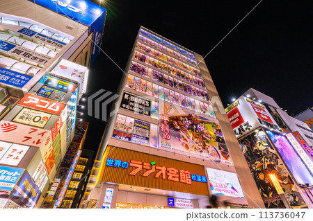日本東京的城市景觀,秋葉原站前(熙熙攘攘的外國遊客......與冠狀病毒大流行之前的場景相同......)= 19日 日本東京的城市景觀,秋葉原站前(熙熙攘攘的外國遊客......與冠狀病毒大流行之前的場景相同......)= 19日 113736047