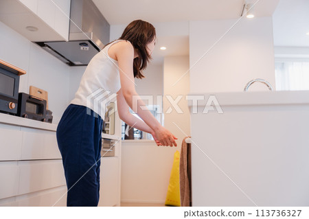 年輕女子在家煮飯 113736327
