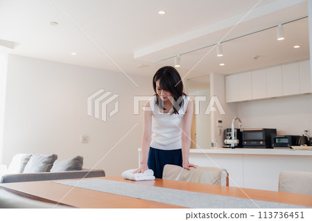 擦餐桌的年輕女子 113736451