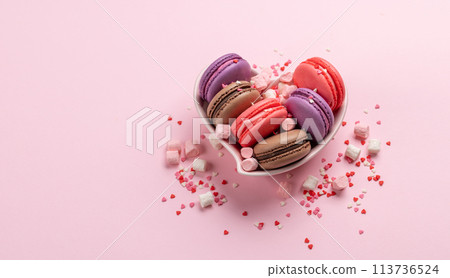 Various colorful macaroons Various colorful macaroons 113736524