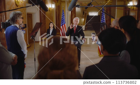 Senior president of United States surrounded by journalists Senior president of United States surrounded by journalists 113736802