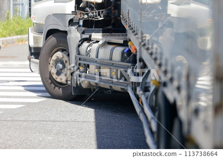 Image of a trailer turning left at an intersection 113738664