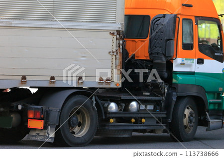 拖車在十字路口左轉的圖片 拖車在十字路口左轉的圖片 113738666