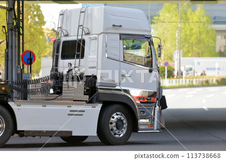 Image of a trailer turning left at an intersection 113738668