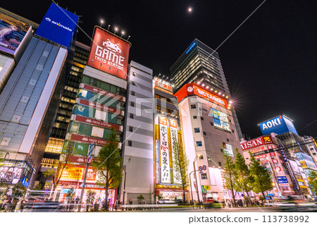 日本東京的城市景觀，俯瞰秋葉原和其他擠滿外國遊客的地區。與冠狀病毒爆發前相同的場景... = 19日 113738992