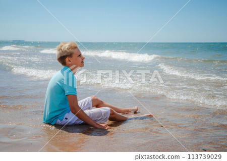 Teenager boy on summer vacation at the beach 113739029