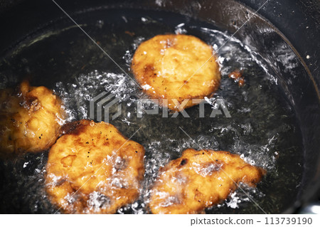 Lotus root tempura 113739190